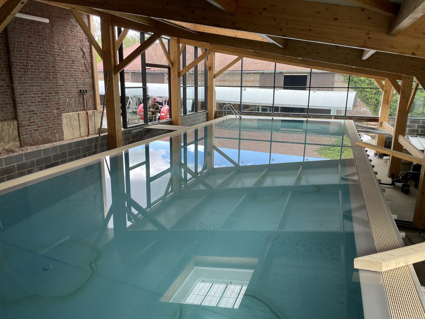 Un espace piscine baigné de lumière