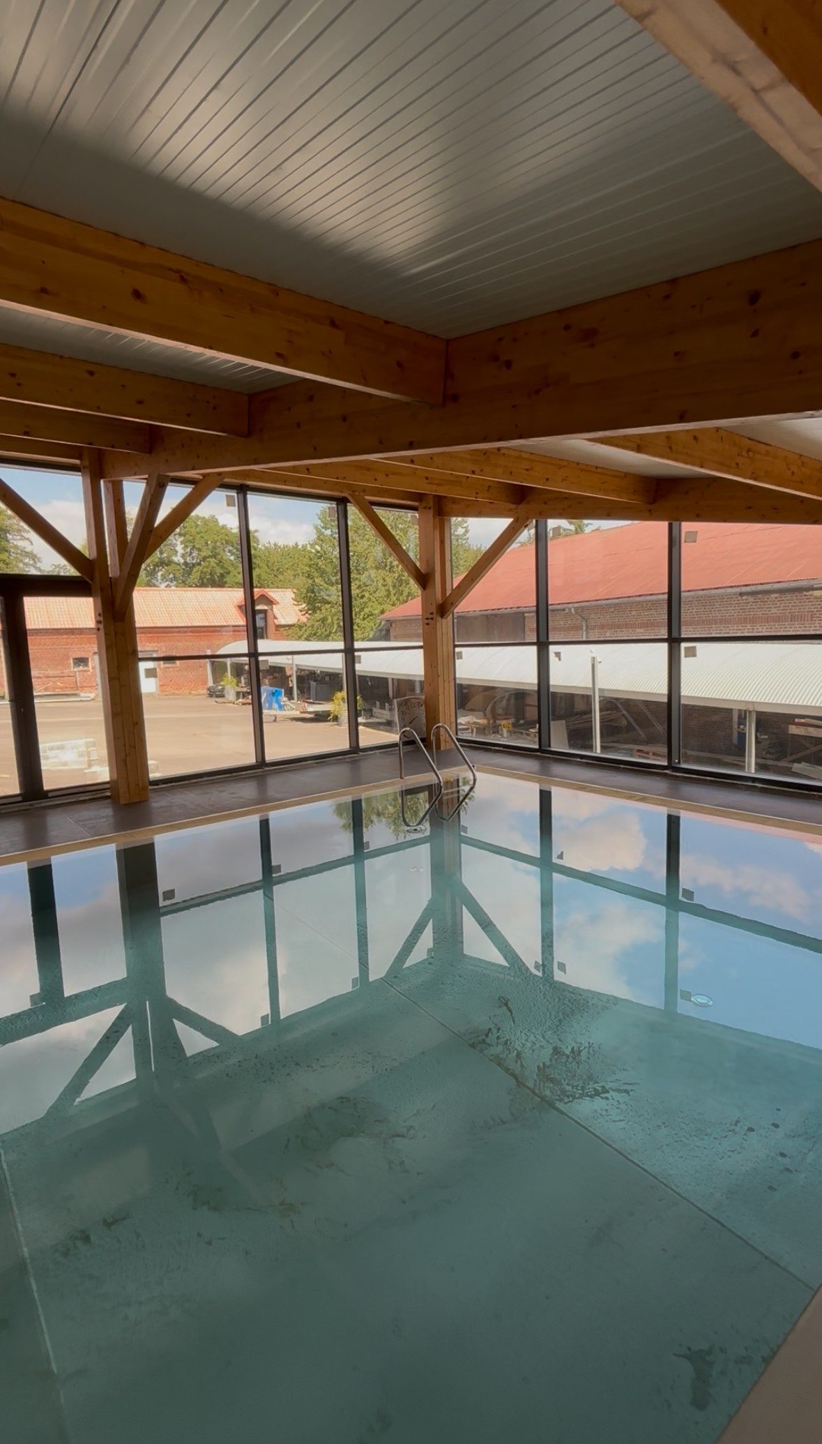Un espace piscine baigné de lumière
