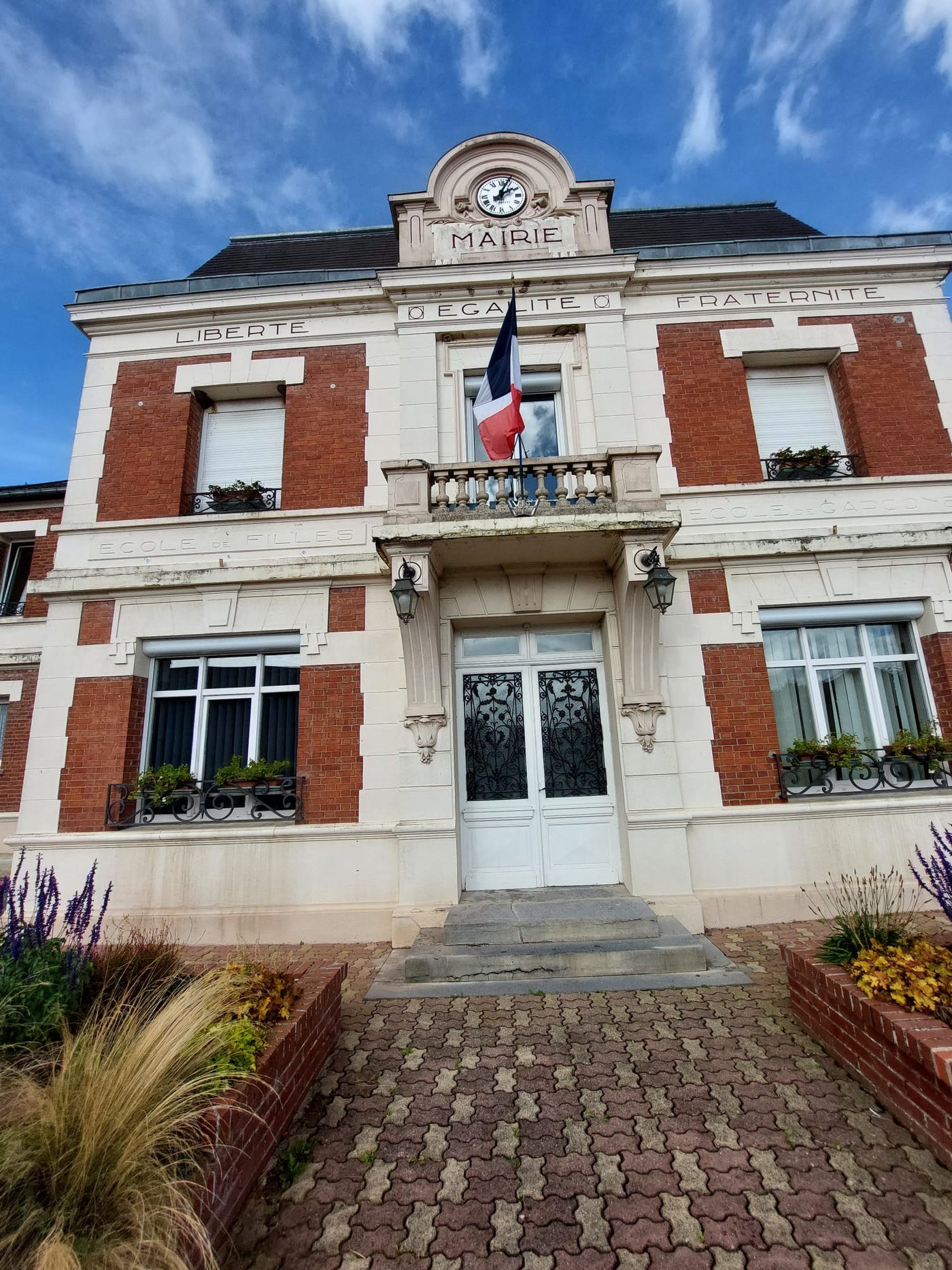 18 volets solaires pour la mairie et l'école de Villers-Plouich