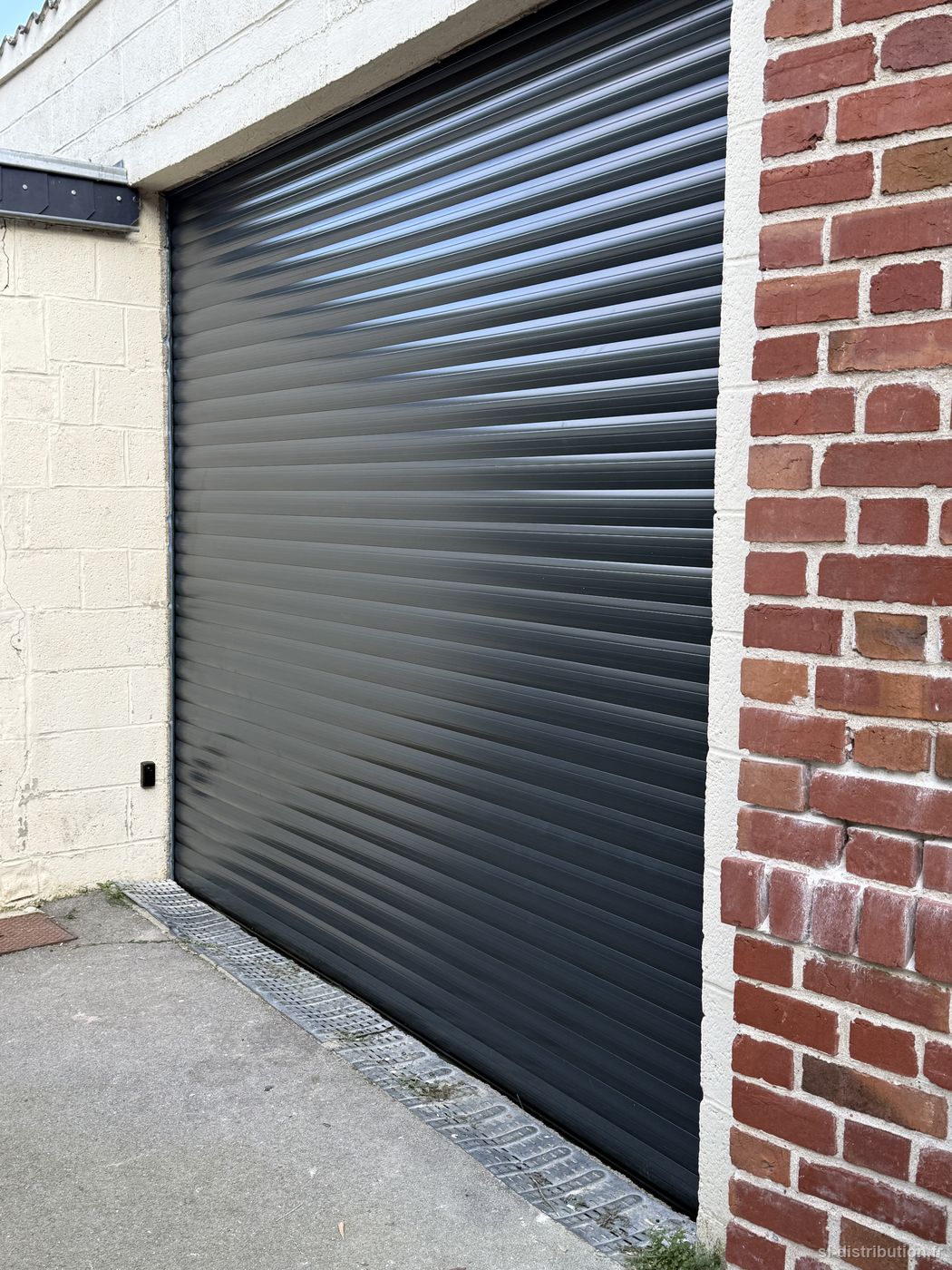 Une porte de garage en bois remplacée par un volet enroulable