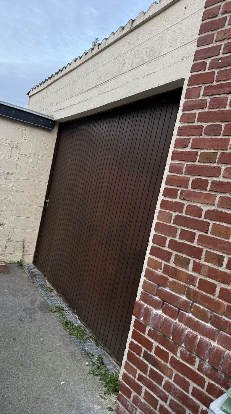 Une porte de garage en bois remplacée par un volet enroulable