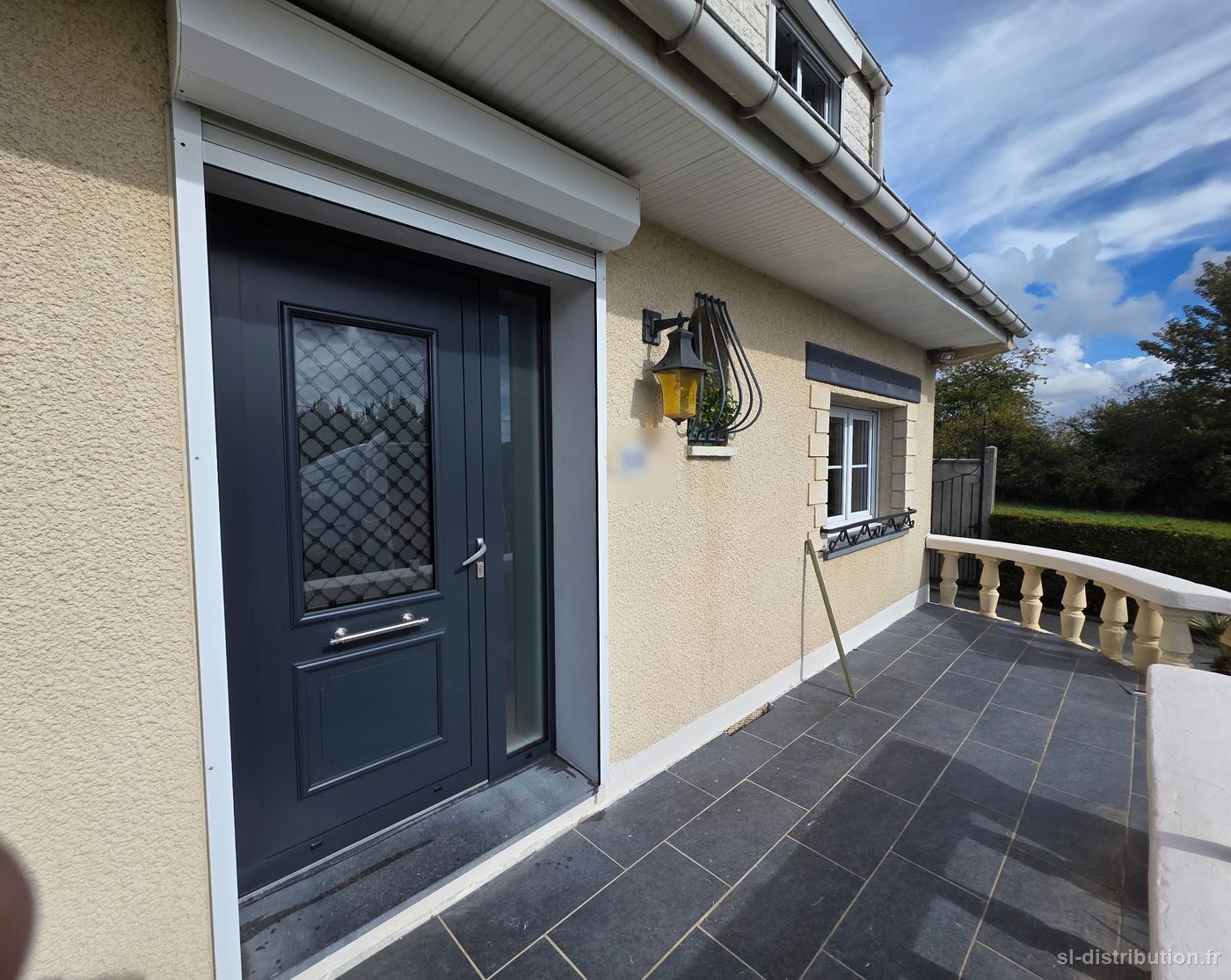 Une porte d'entrée aluminium, gris anthracite et blanc
