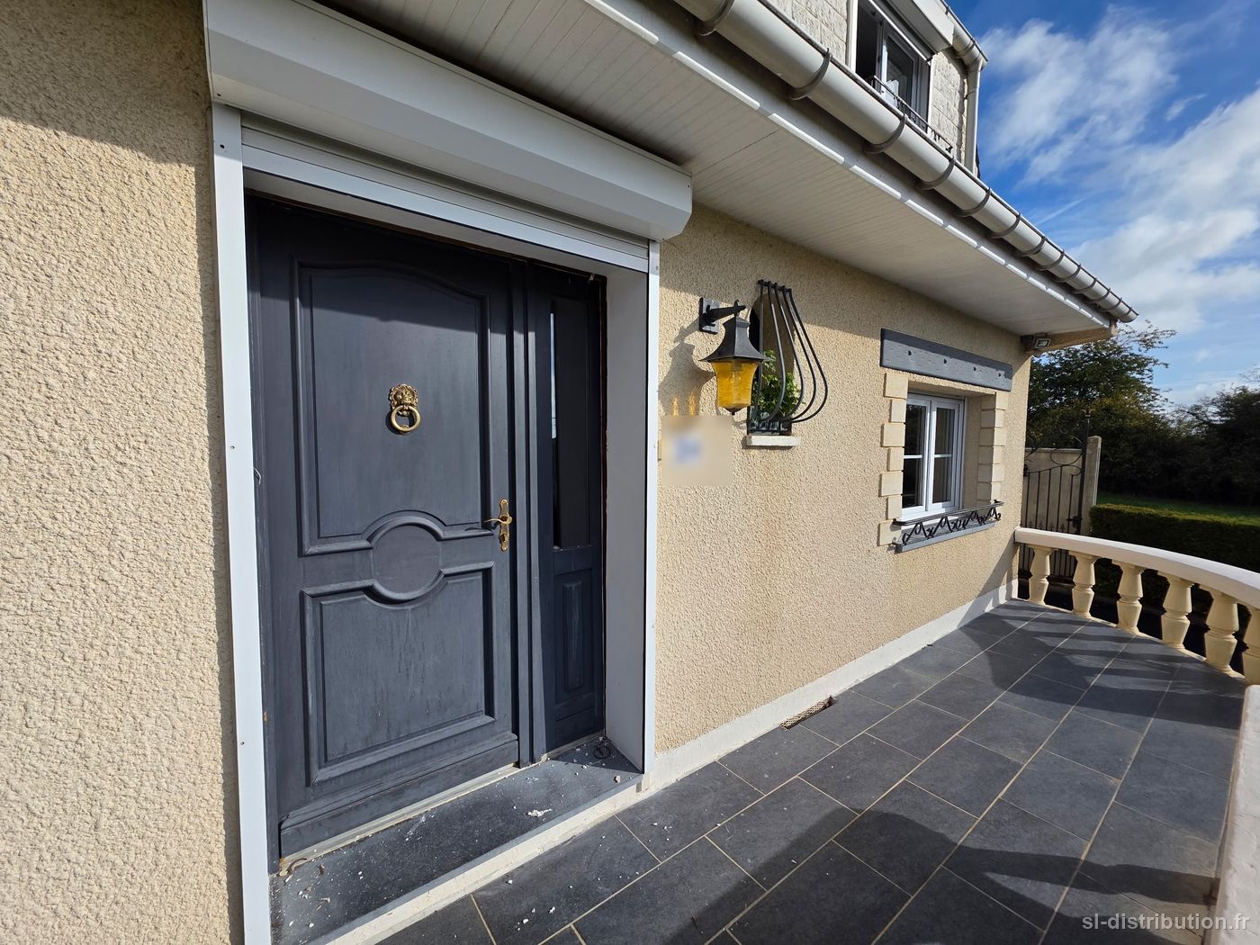 Une porte d'entrée aluminium, gris anthracite et blanc