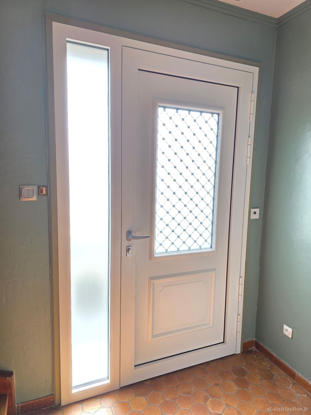 Une porte d'entrée aluminium, gris anthracite et blanc