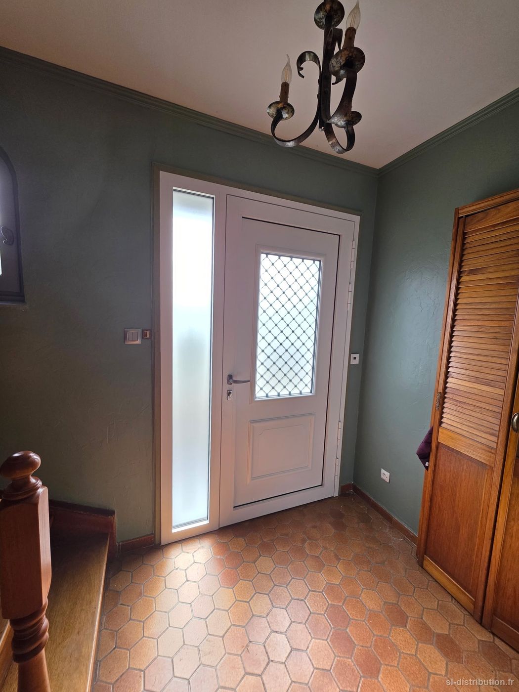 Une porte d'entrée aluminium, gris anthracite et blanc