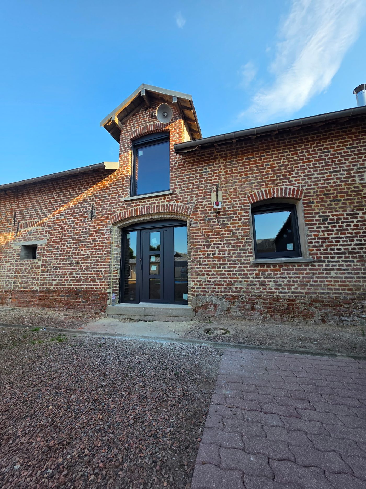 Une vieille ferme en brique qui revit