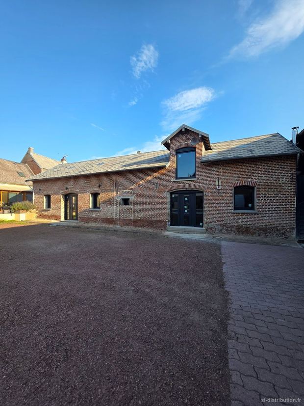 Une vieille ferme en brique qui revit