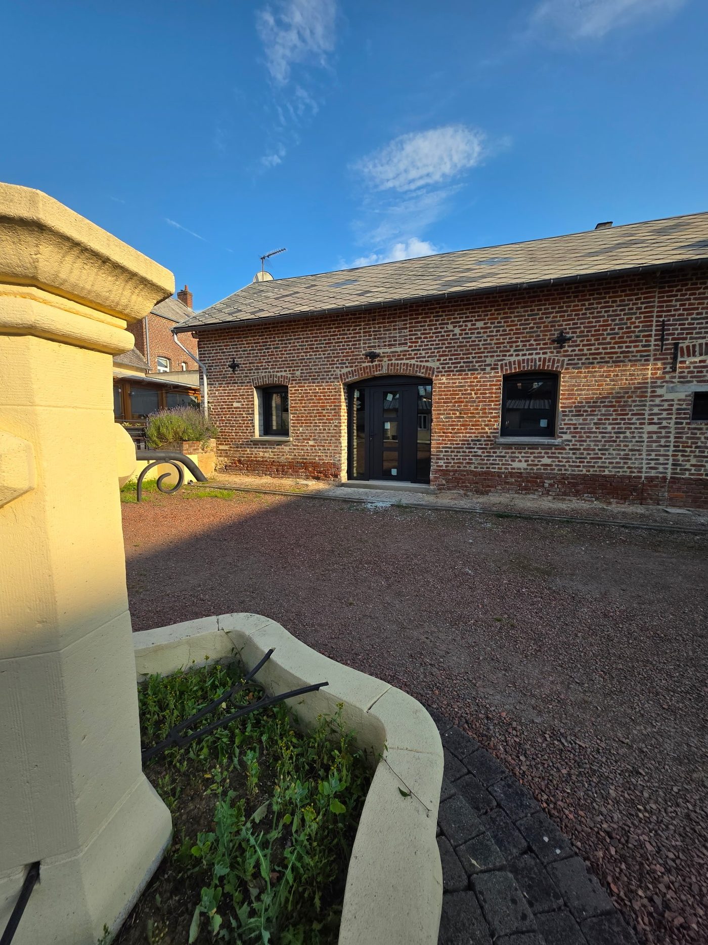 Une vieille ferme en brique qui revit