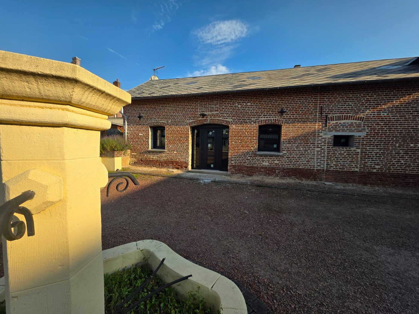 Une vieille ferme en brique qui revit