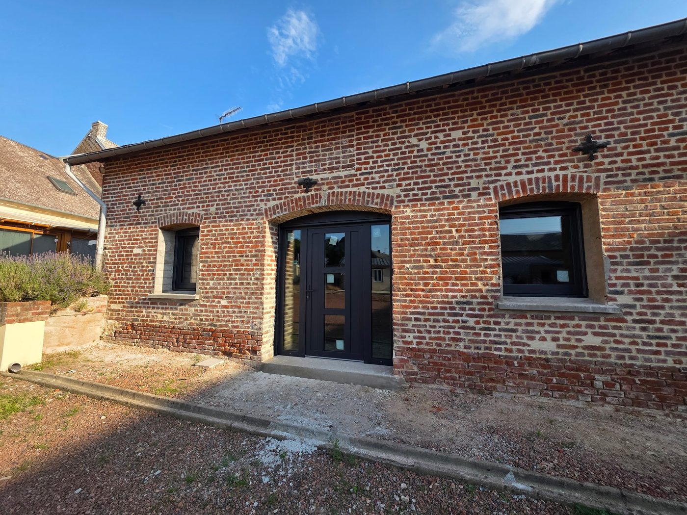 Une vieille ferme en brique qui revit