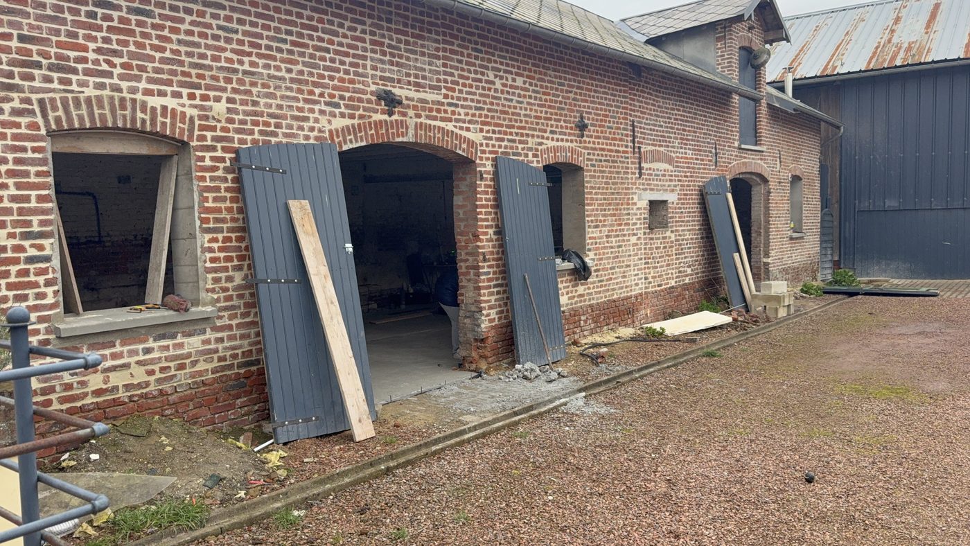 Une vieille ferme en brique qui revit