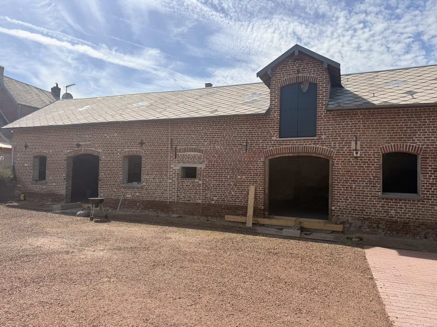 Une vieille ferme en brique qui revit