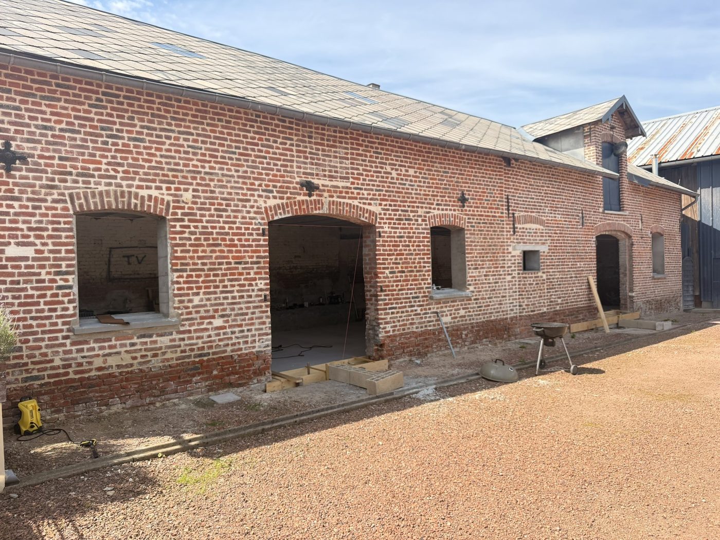 Une vieille ferme en brique qui revit
