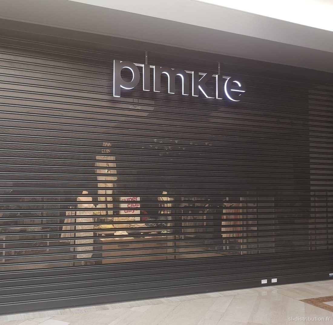 Rideau m&eacute;tallique micro-perfor&eacute; de devanture
