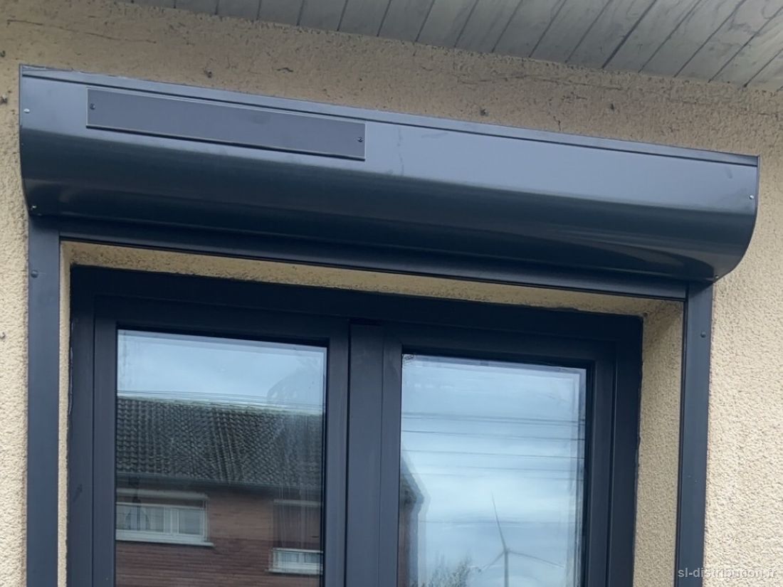 Volet roulant solaire &agrave; caisson ext&eacute;rieur, lame alu, gris anthracite
